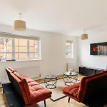 Spacious Heathrow 2-Bed With Central London Access - Free Parking