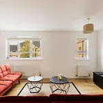 Spacious Heathrow 2-Bed With Central London Access - Free Parking