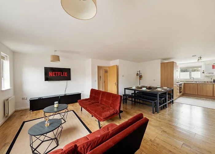 Spacious Heathrow 2-Bed With Central London Access - Free Parking
