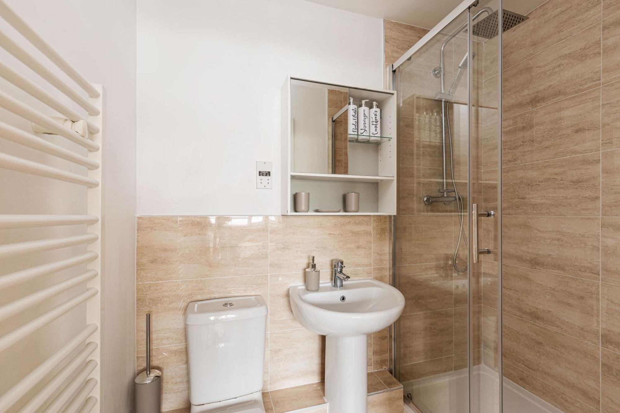 Spacious Heathrow 2-bed With London Access - Free Parking *