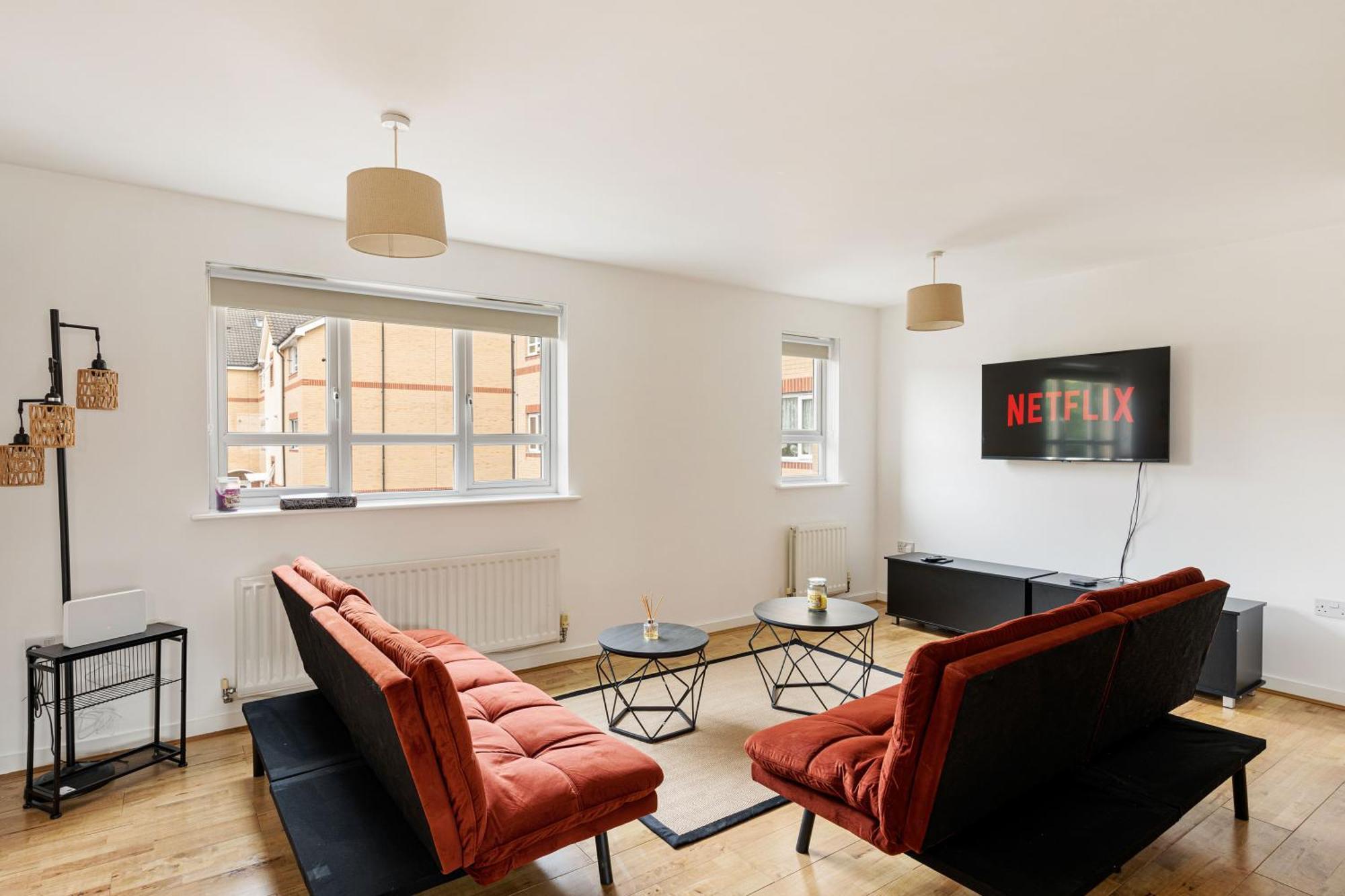 Spacious Heathrow 2-bed With London Access - Free Parking * Feltham
