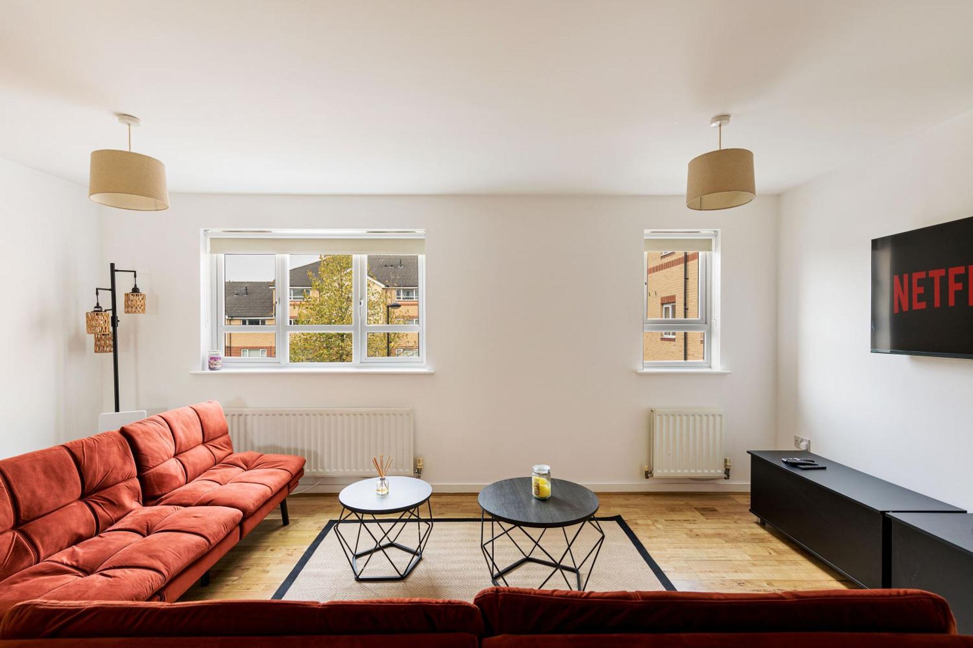 Spacious Heathrow 2-bed With London Access - Free Parking Feltham