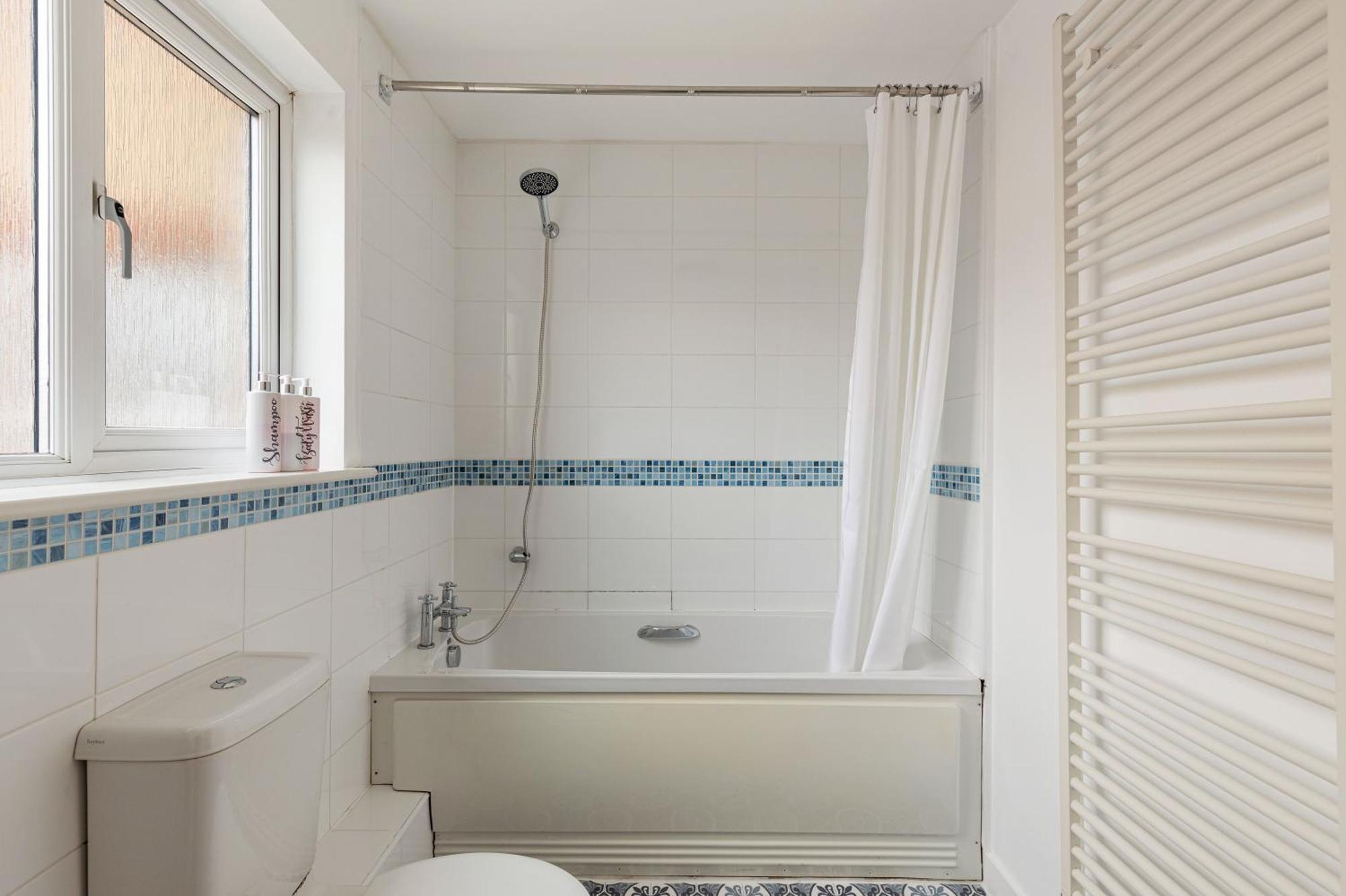 Spacious Heathrow 2-bed With London Access - Free Parking
