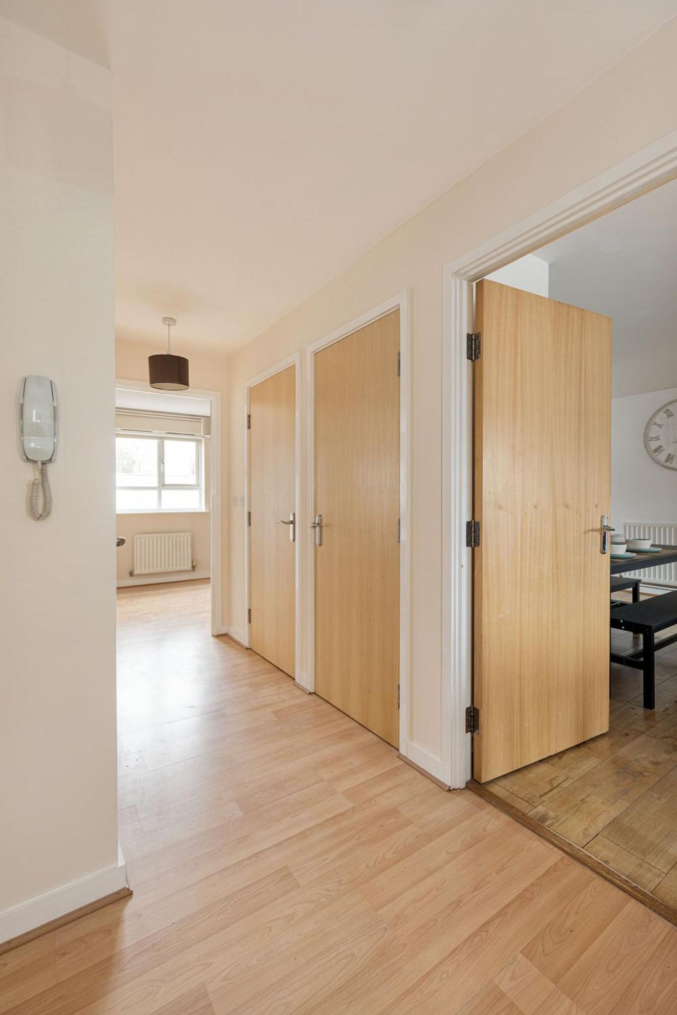 Spacious Heathrow 2-bed With London Access - Free Parking Apartment