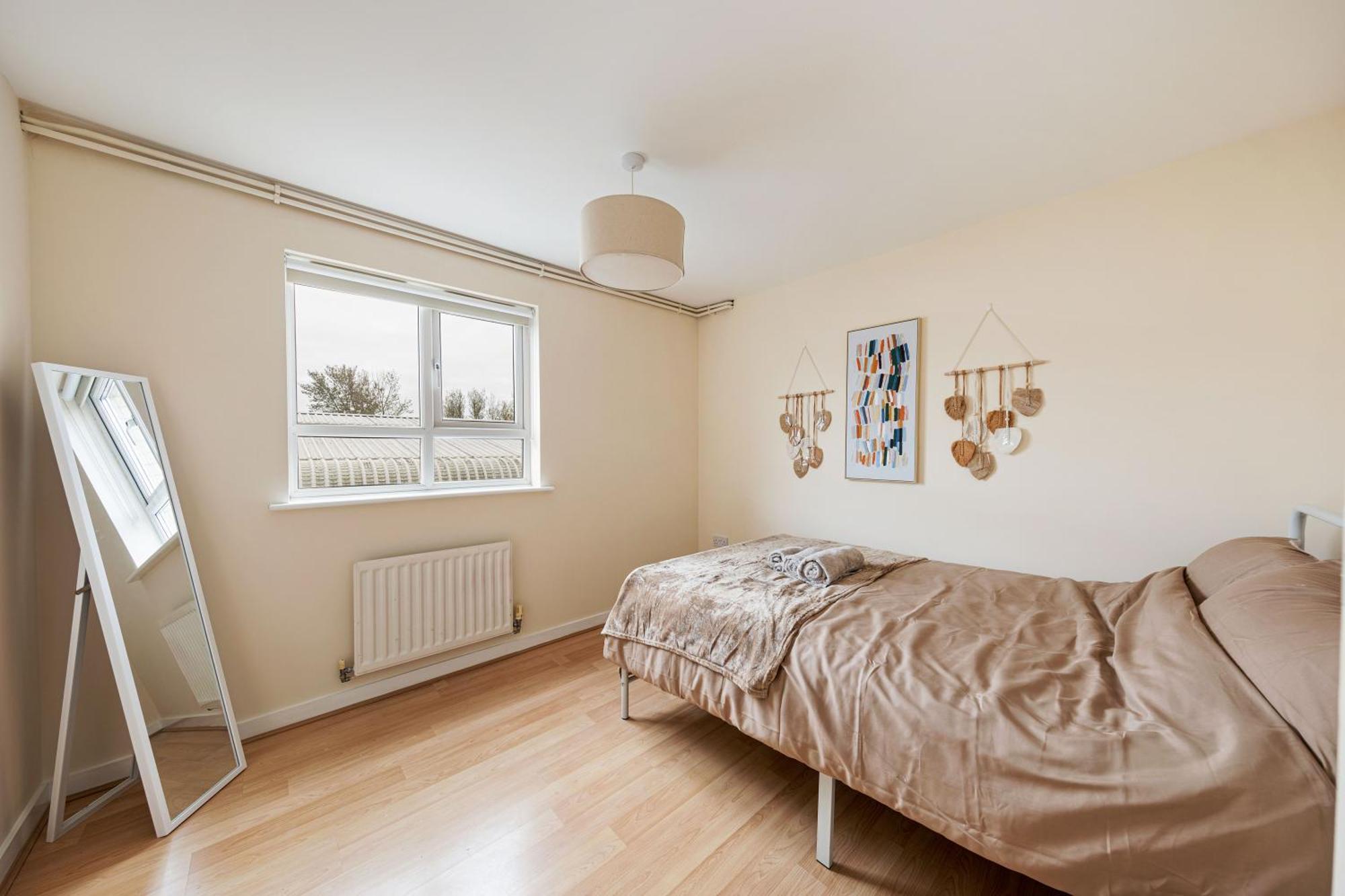 Spacious Heathrow 2-bed With London Access - Free Parking *