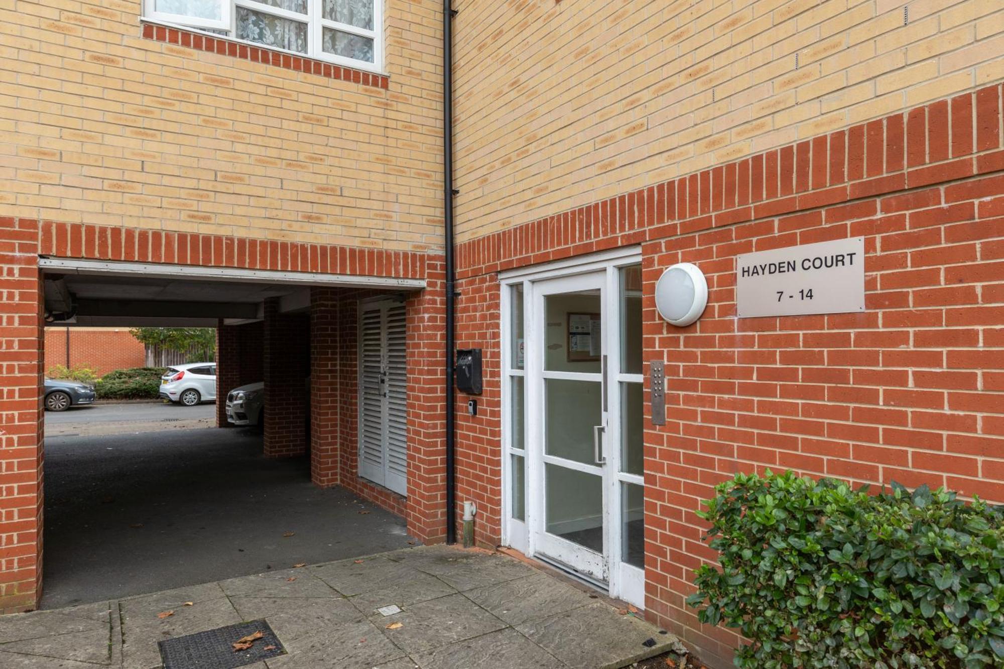 Spacious Heathrow 2-bed With London Access - Free Parking * Feltham