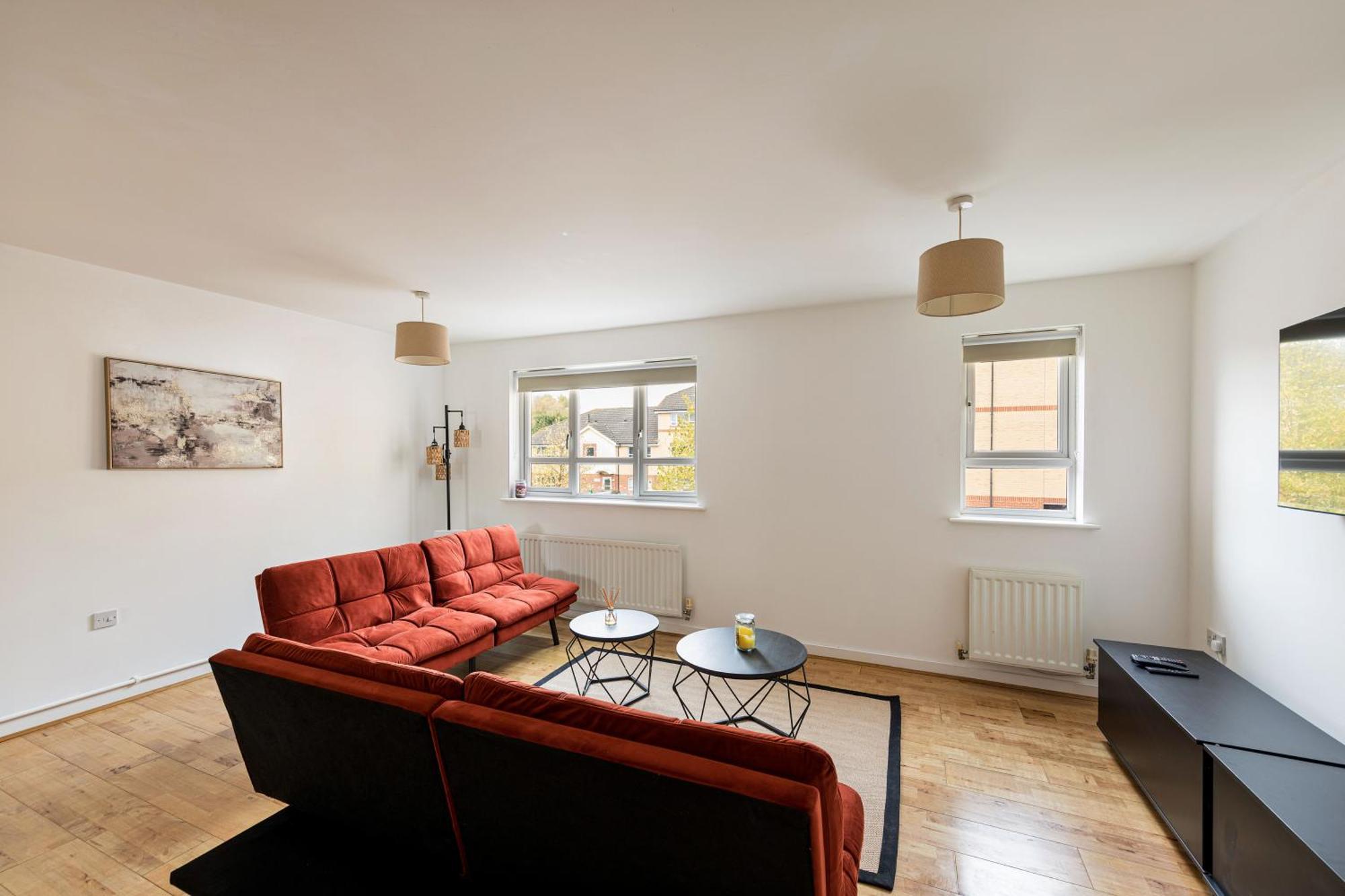 Spacious Heathrow 2-bed With London Access - Free Parking