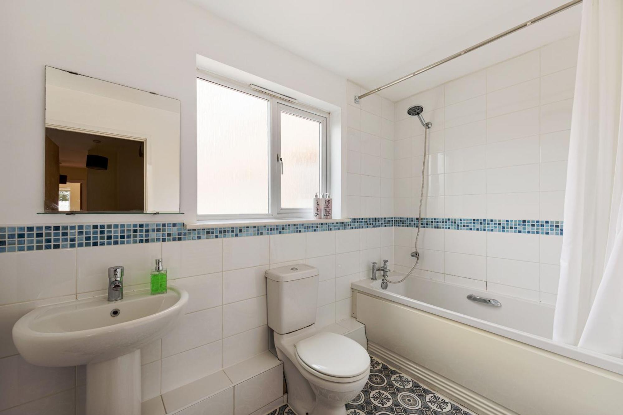 Apartment Spacious Heathrow 2-bed With London Access - Free Parking